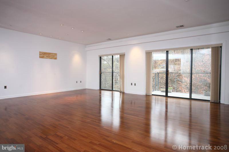 2007 Clipper Park Road, Unit 222 Baltimore, MD 21211 - Photo 3 of 18 Interior (General)