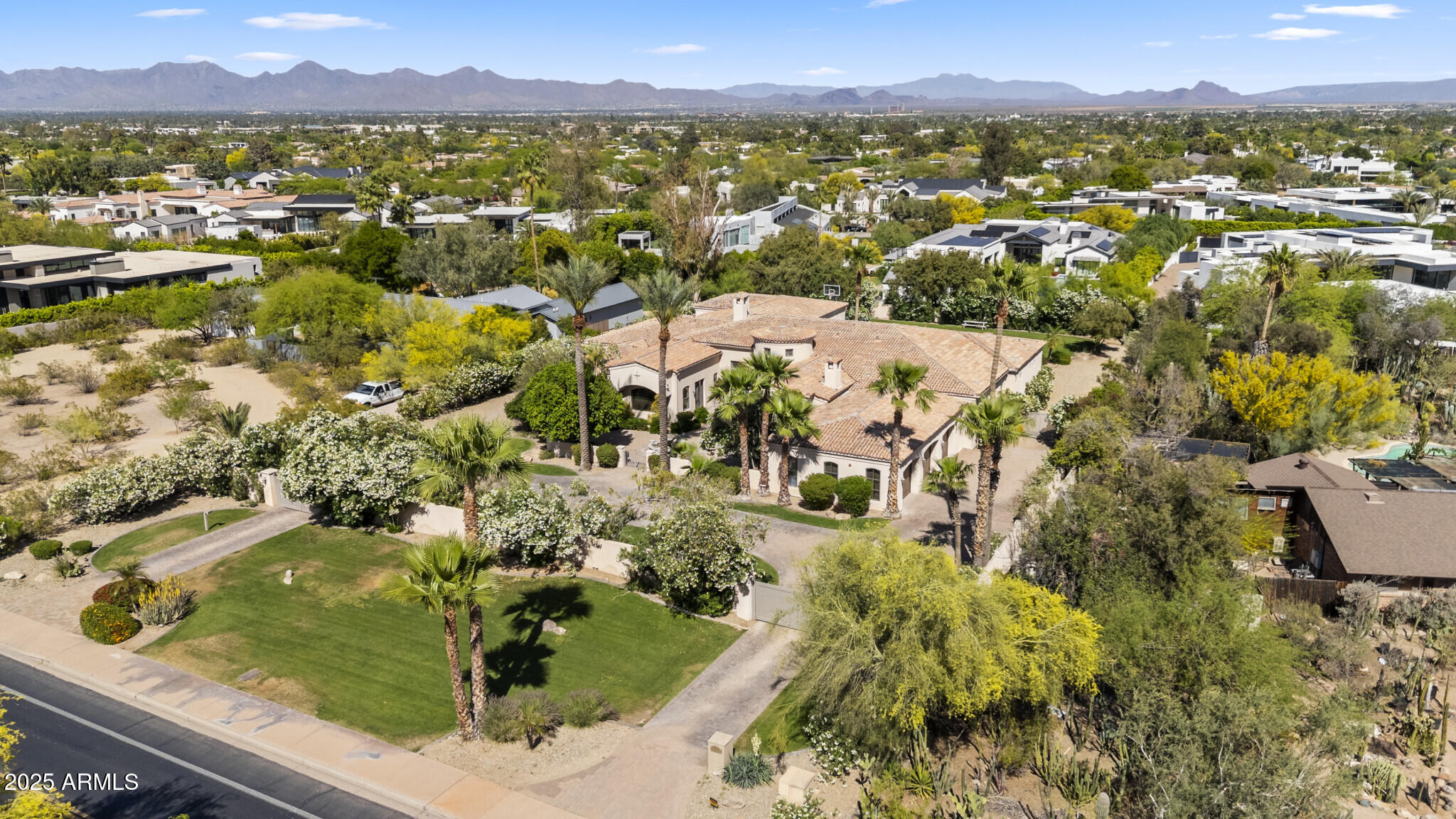 5615 North Invergordon Road Paradise Valley, AZ 85253 - Photo 5 of 95 5) 56673-68110114ca3c4