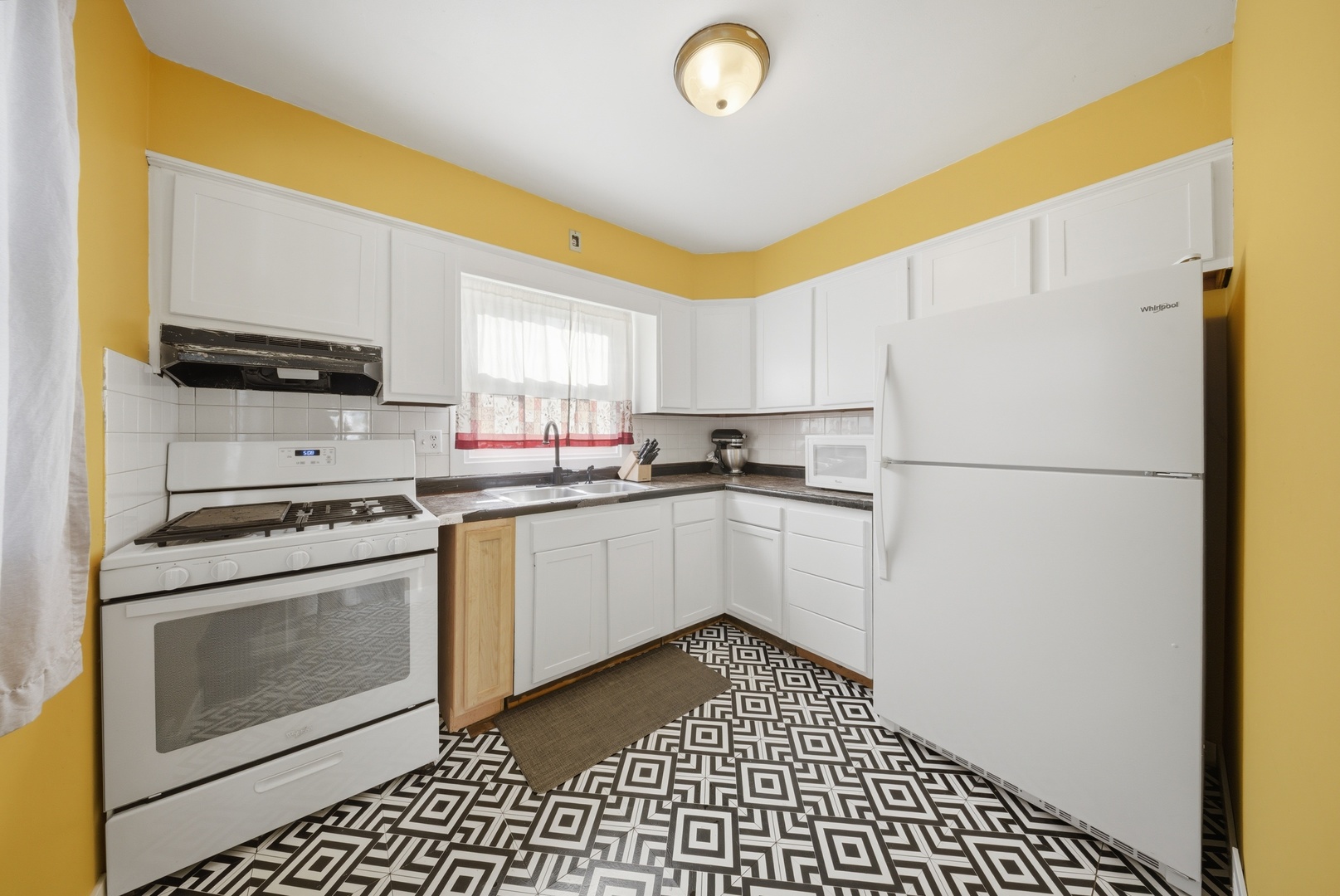 327 Silver Street Elgin, IL 60123 - Photo 7 of 26