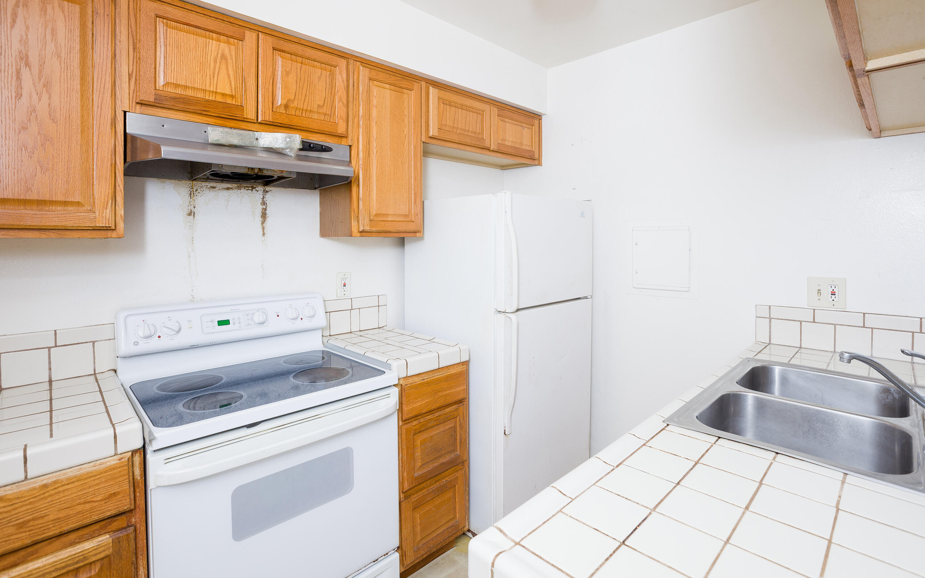 5910 Via Real, Unit 1 Carpinteria, CA 93013 - Photo 8 of 29 Galley Kitchen
