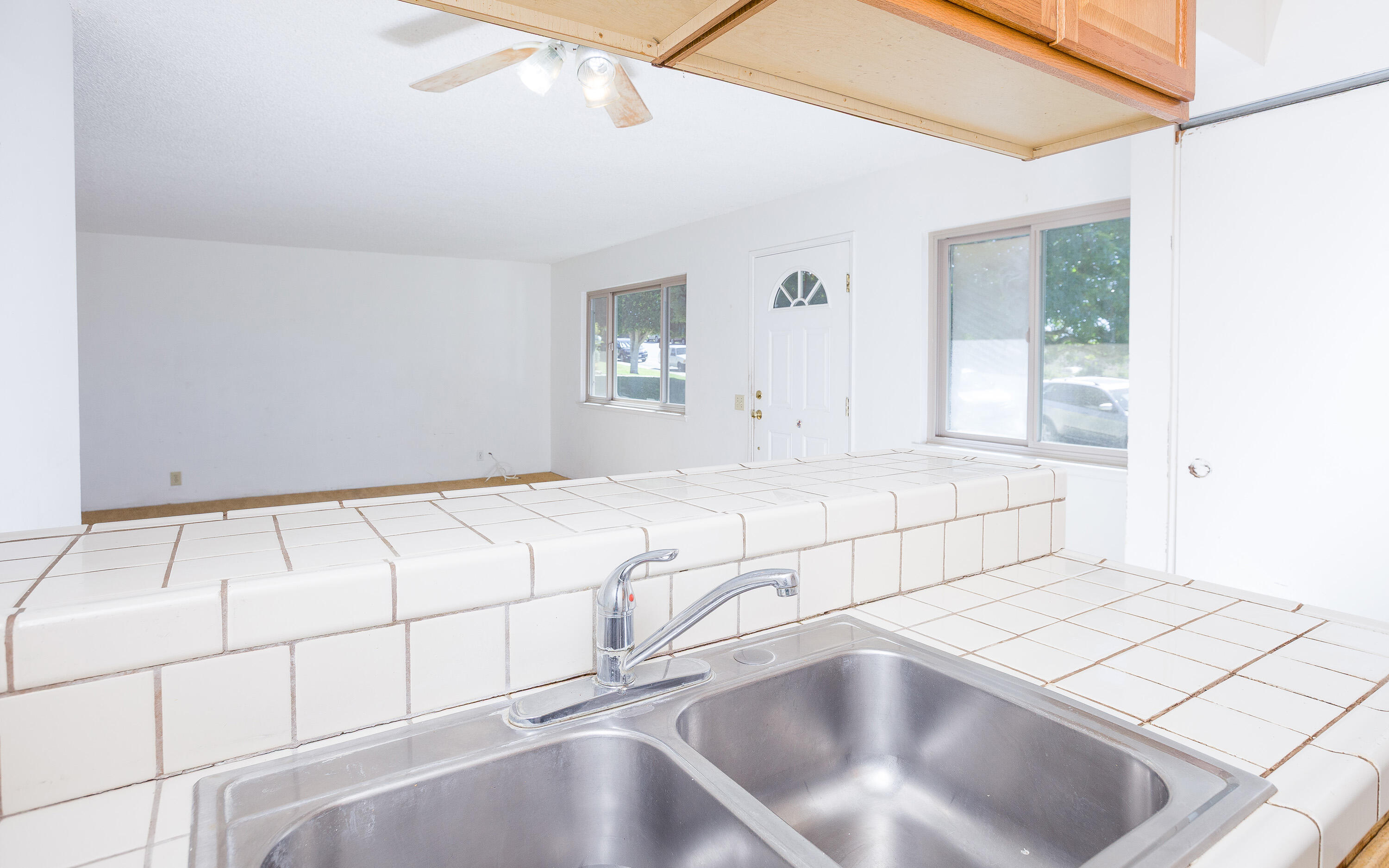 5910 Via Real, Unit 1 Carpinteria, CA 93013 - Photo 9 of 29 Kitchen Serving counter