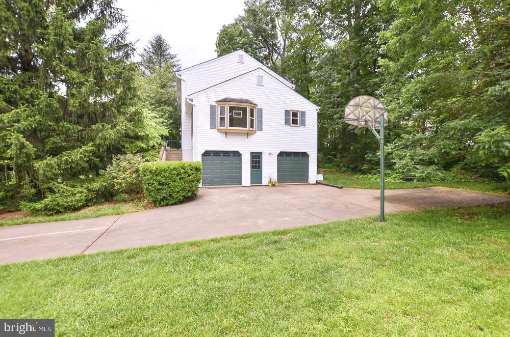 18 Carrollton Road Sterling, VA 20165 - Photo 2 of 45 Extra large 2.5 car garage and driveway