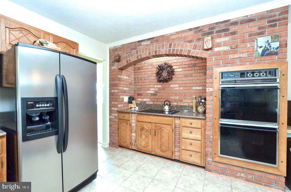 18 Carrollton Road Sterling, VA 20165 - Photo 9 of 45 Attractive brick hearth cooktop and double oven