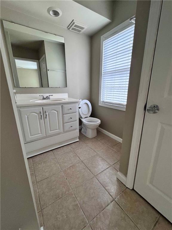 3091 Colonial Way, Unit 3 Atlanta, GA 30341 - Photo 33 of 34 a bathroom with a toilet sink and mirror
