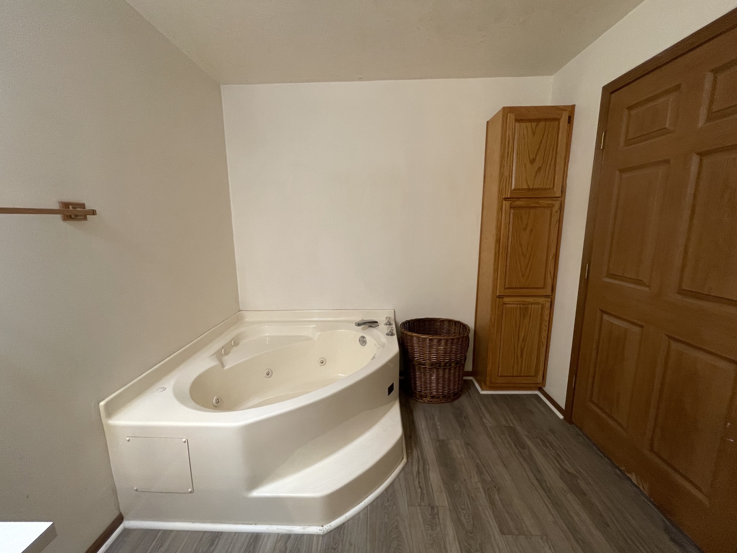 799 Searls Road Amboy, IL 61310 - Photo 16 of 23 a bathroom with a tub and sink