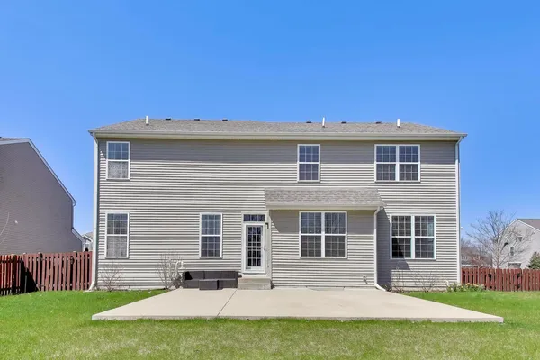 a view of a house with backyard