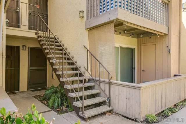 a view of entryway with a front door