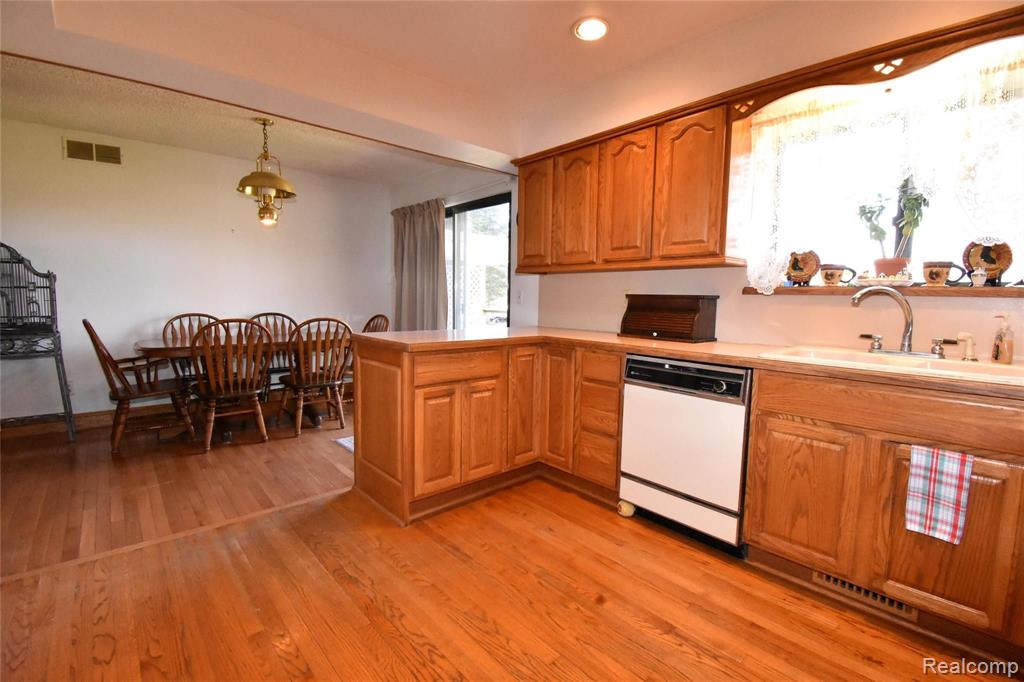 2872 Patterson Lake Road Pinckney, MI 48169 - Photo 3 of 33