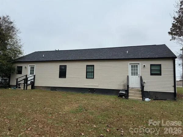 a view of a house with backyard