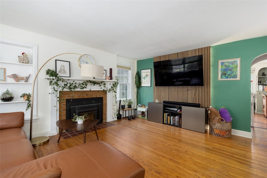 486 Mt Vernon Road Amherst, NY 14226 - Photo 4 of 18 Living Room