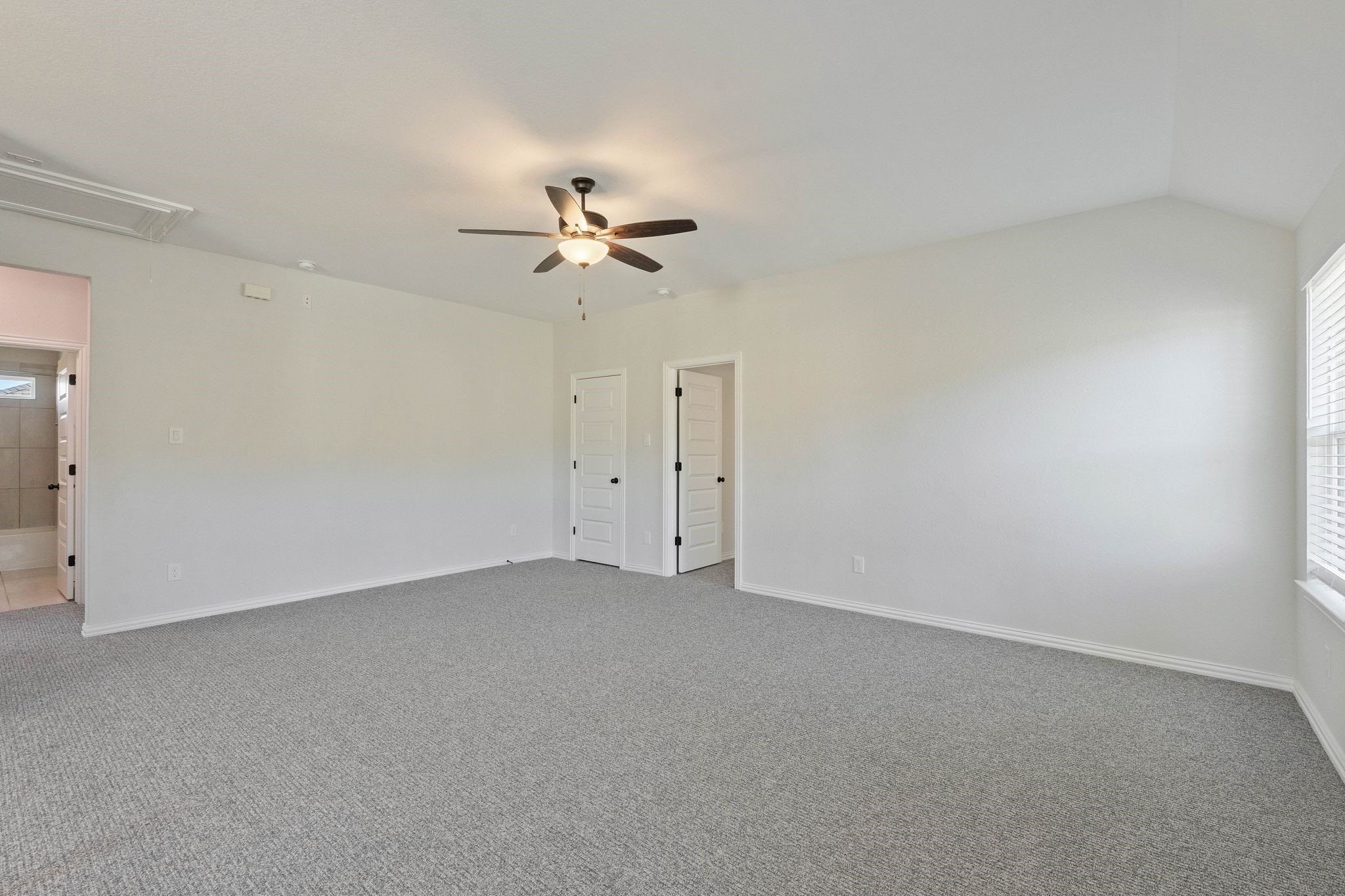 143 Scarlet Maple Way Conroe, TX 77318 - Photo 13 of 28 Primary Bedroom downstairs.