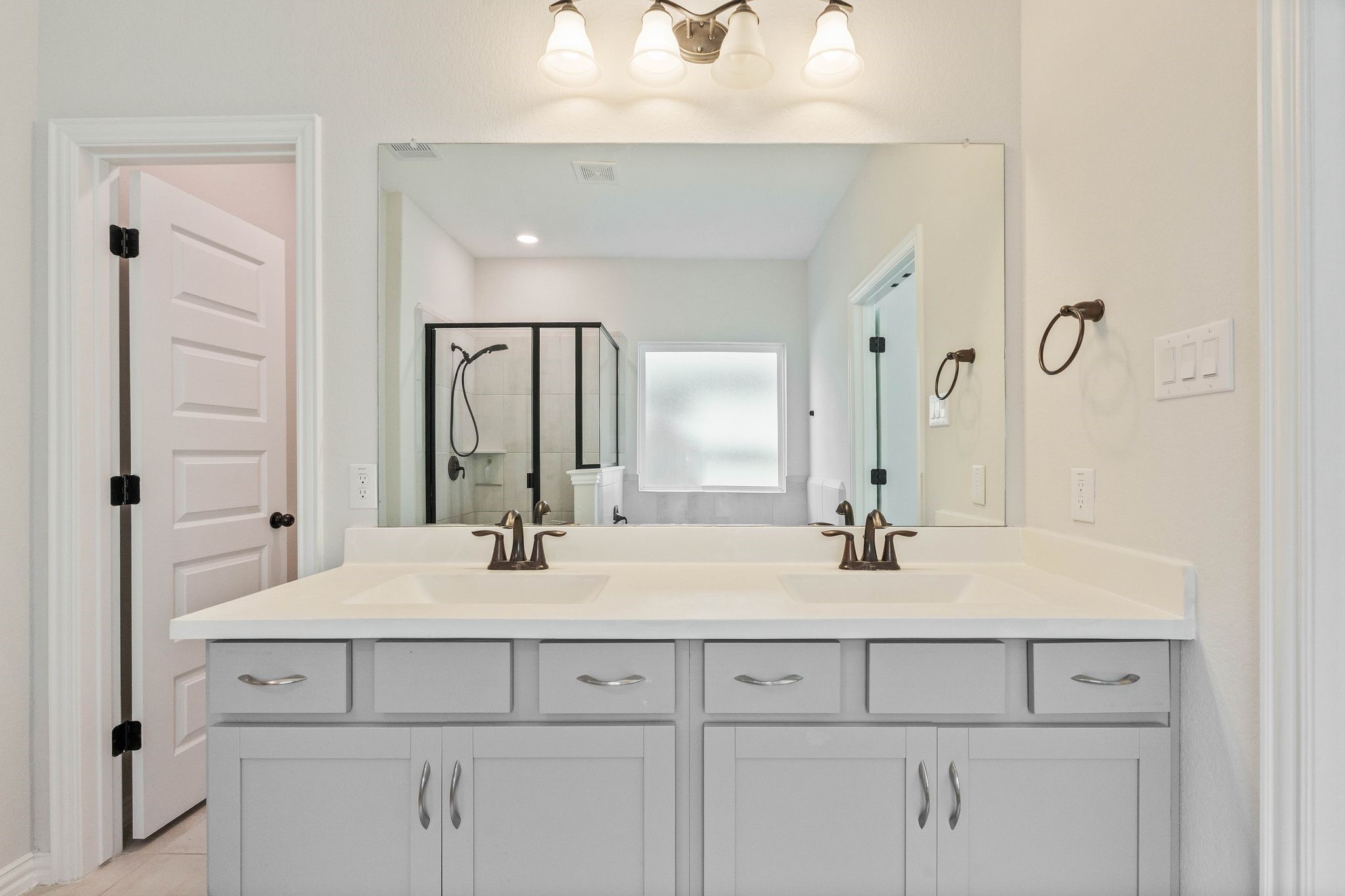 143 Scarlet Maple Way Conroe, TX 77318 - Photo 14 of 28 Primary bathroom