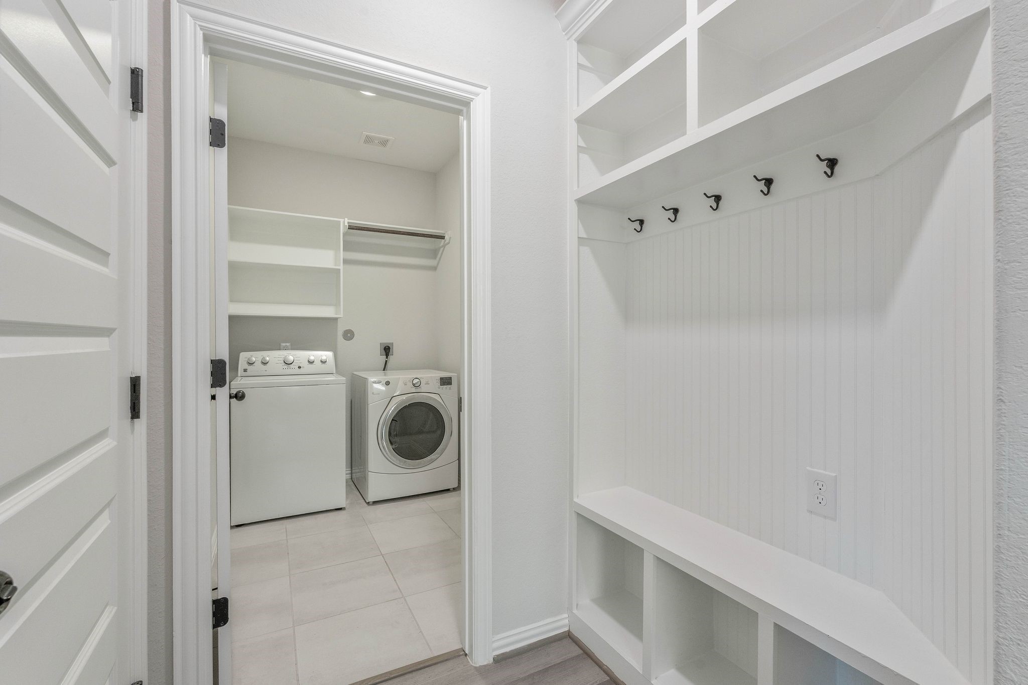 143 Scarlet Maple Way Conroe, TX 77318 - Photo 4 of 28 Mud and Utility room as you come in the garage.