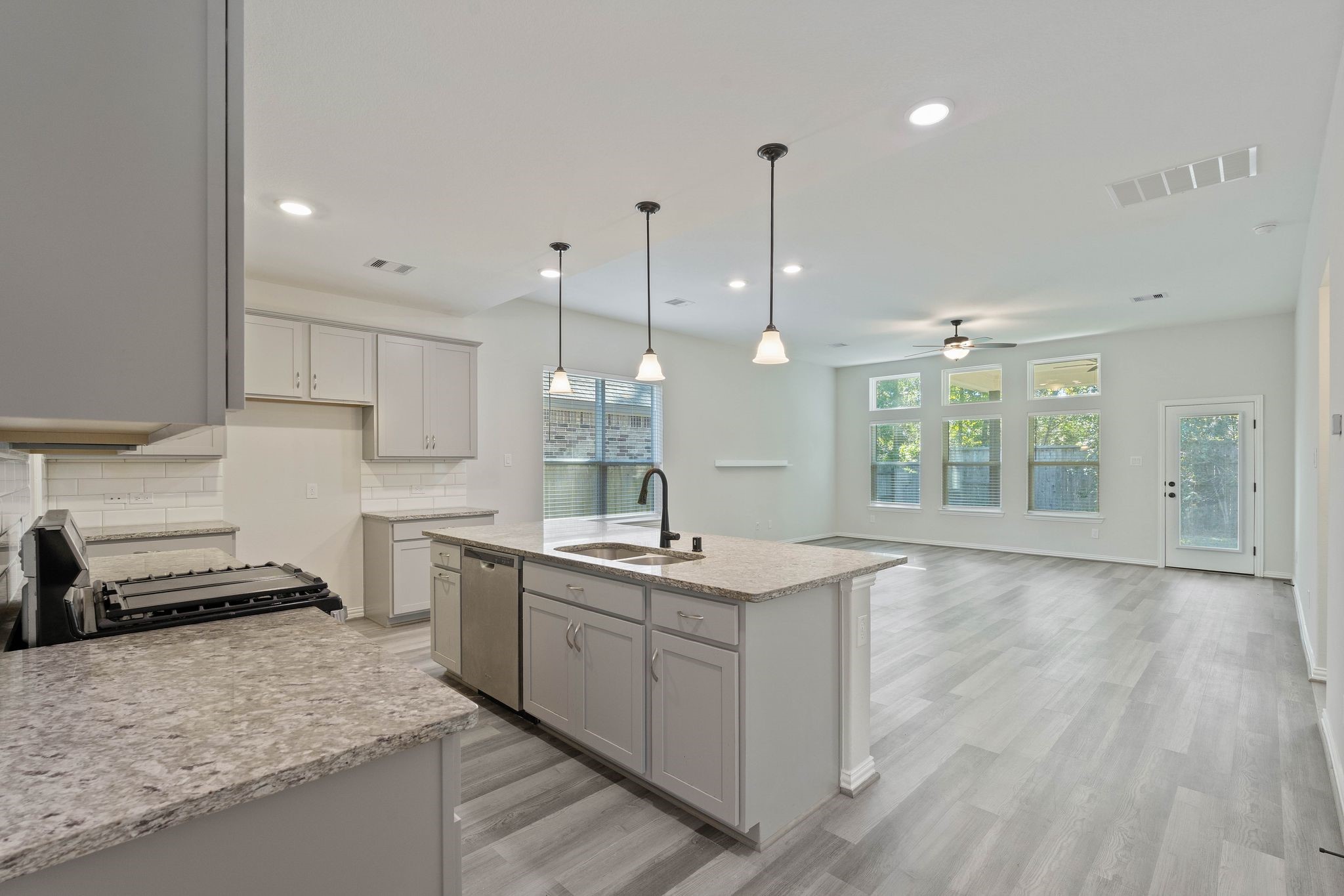 143 Scarlet Maple Way Conroe, TX 77318 - Photo 8 of 28