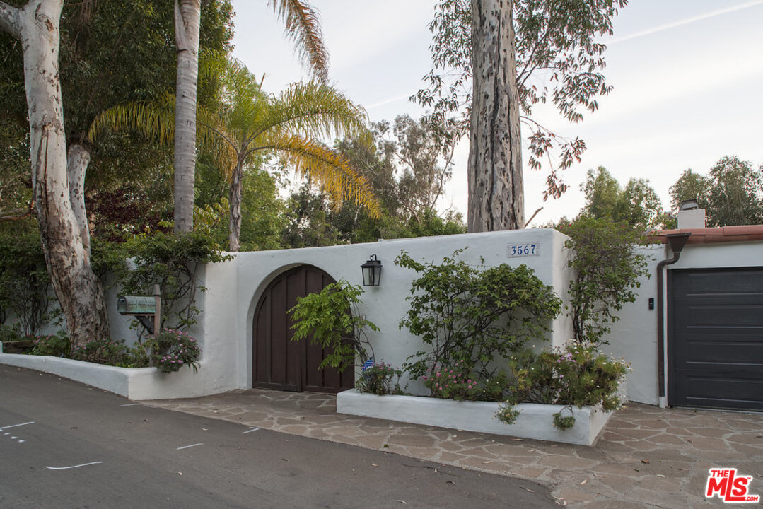 3567 Serra Road Malibu, CA 90265 - Photo 2 of 31 Gallery Image 2