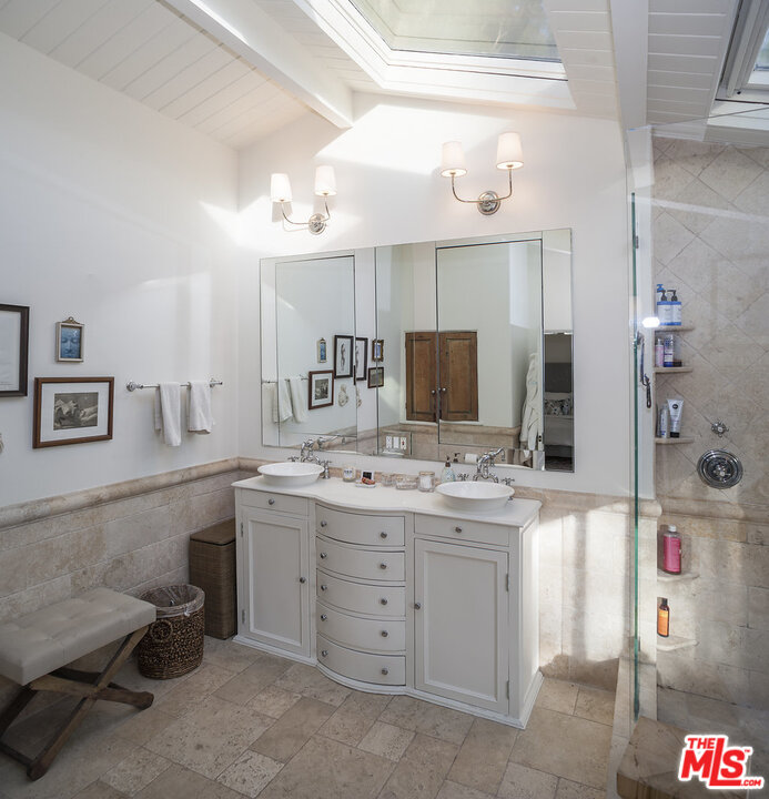 3567 Serra Road Malibu, CA 90265 - Photo 11 of 31 Gallery Image 11