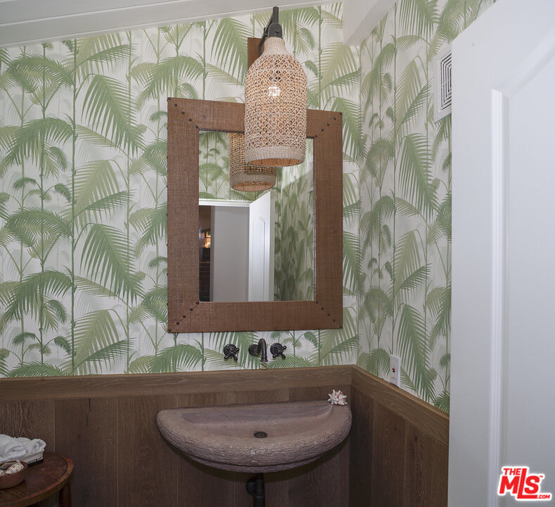 3567 Serra Road Malibu, CA 90265 - Photo 16 of 31 Gallery Image 16