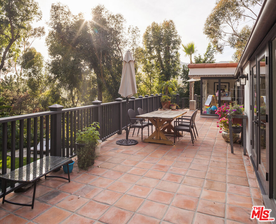 3567 Serra Road Malibu, CA 90265 - Photo 21 of 31 Gallery Image 21