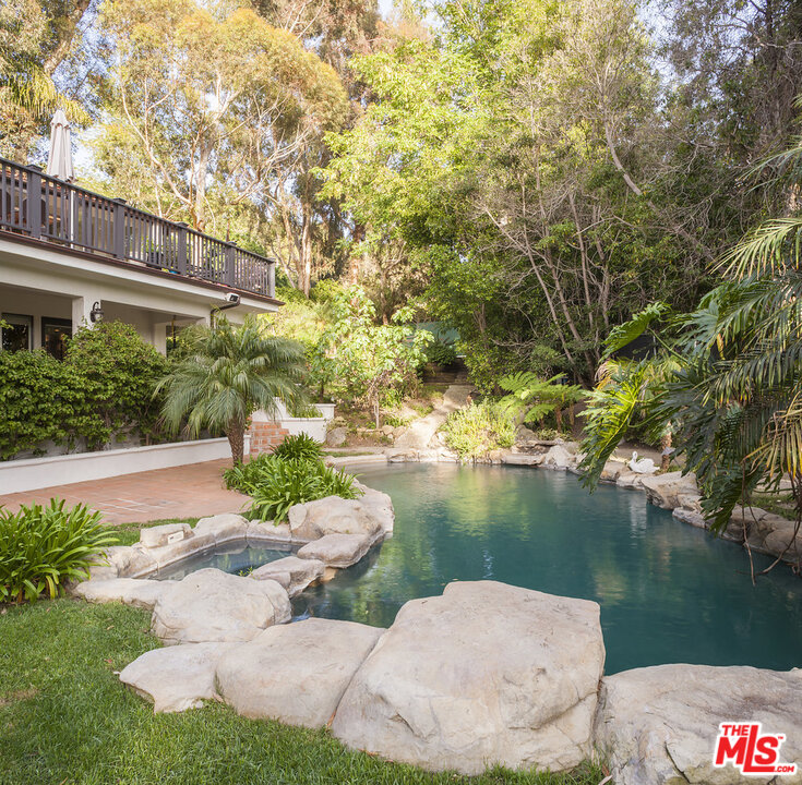 3567 Serra Road Malibu, CA 90265 - Photo 25 of 31 Gallery Image 25