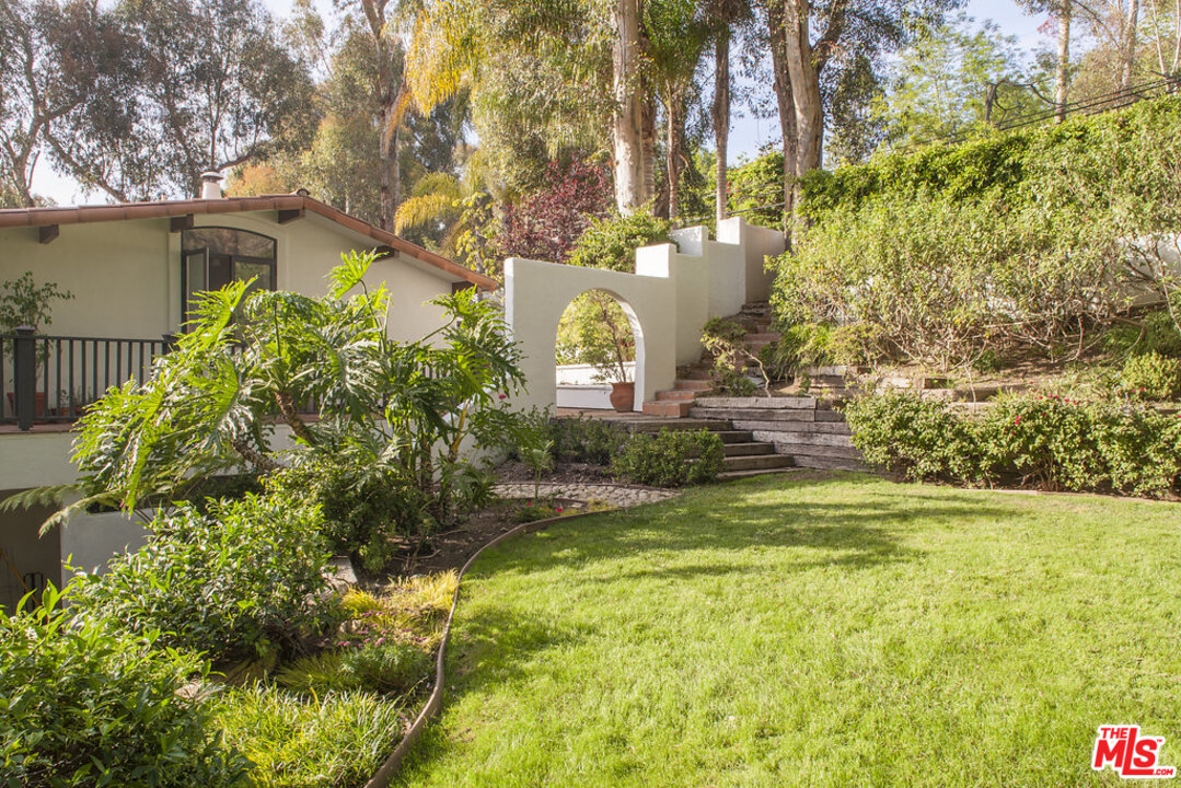 3567 Serra Road Malibu, CA 90265 - Photo 30 of 31 Gallery Image 30