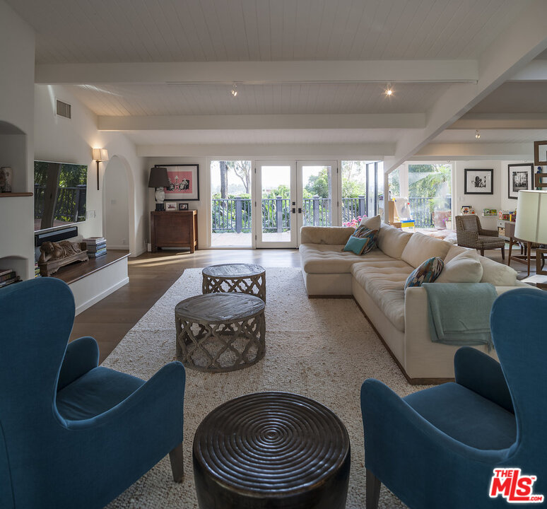 3567 Serra Road Malibu, CA 90265 - Photo 4 of 31 Gallery Image 4