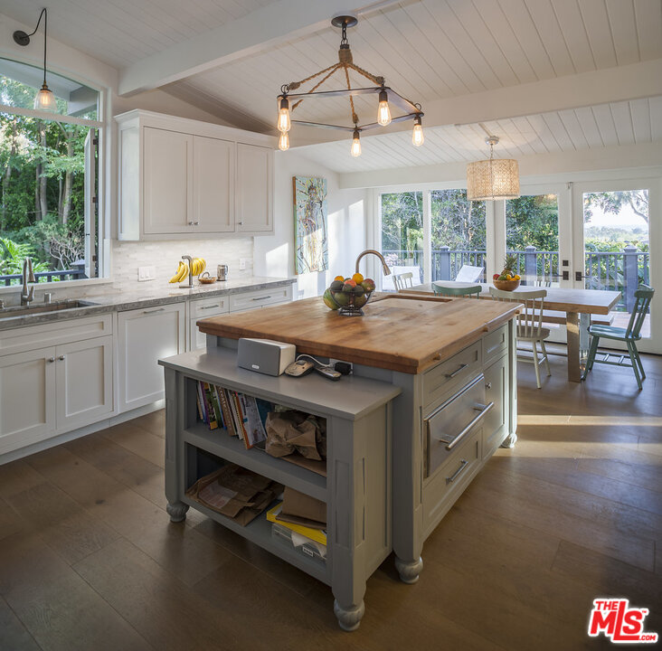 3567 Serra Road Malibu, CA 90265 - Photo 6 of 31 Gallery Image 6