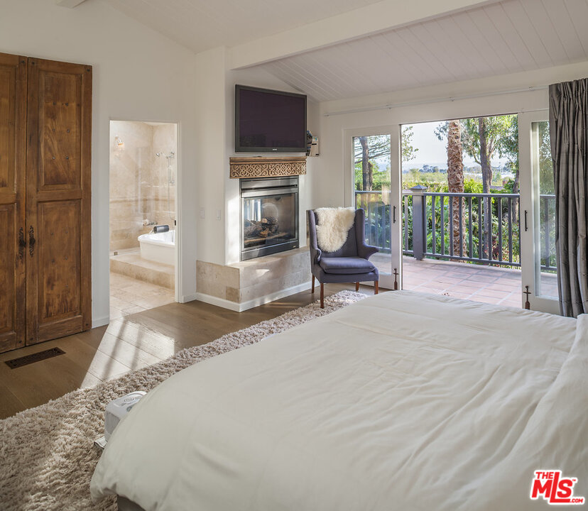 3567 Serra Road Malibu, CA 90265 - Photo 9 of 31 Gallery Image 9