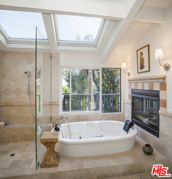 3567 Serra Road Malibu, CA 90265 - Photo 10 of 31 Gallery Image 10