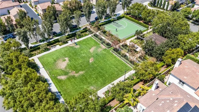 a view of a house with backyard