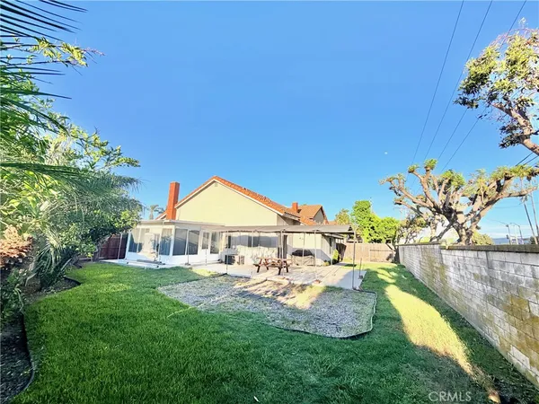 a view of a house with backyard
