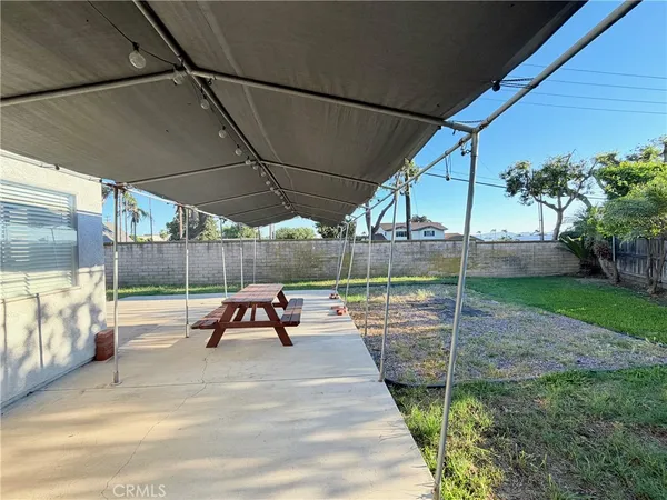 a view of a house with backyard