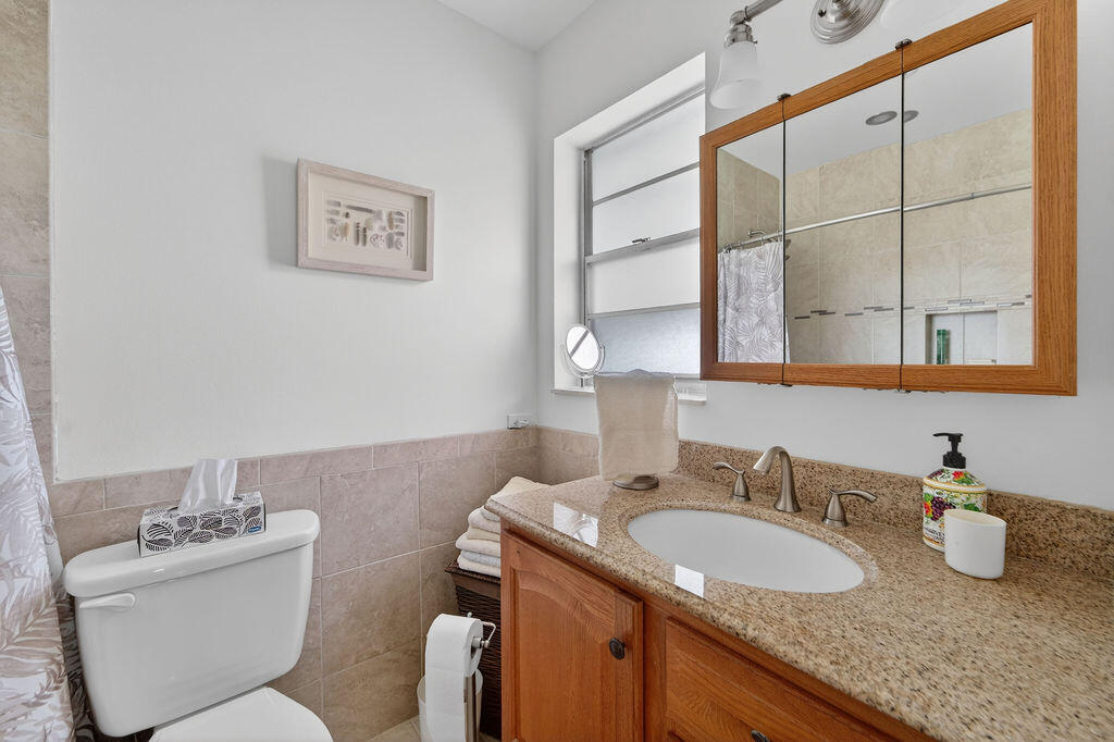 622 Hummingbird Lane Delray Beach, FL 33445 - Photo 11 of 36 Master bathroom