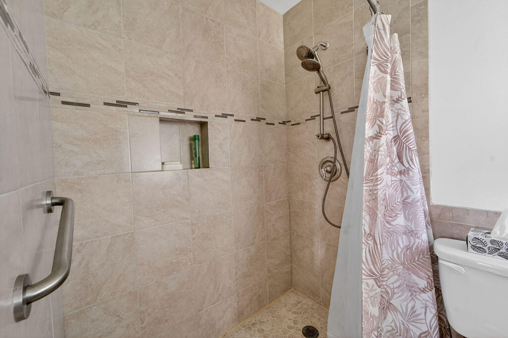 622 Hummingbird Lane Delray Beach, FL 33445 - Photo 12 of 36 Master bathroom