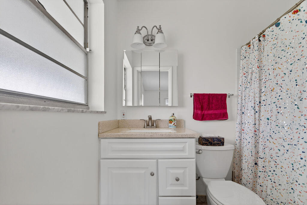 622 Hummingbird Lane Delray Beach, FL 33445 - Photo 16 of 36 2nd bathroom