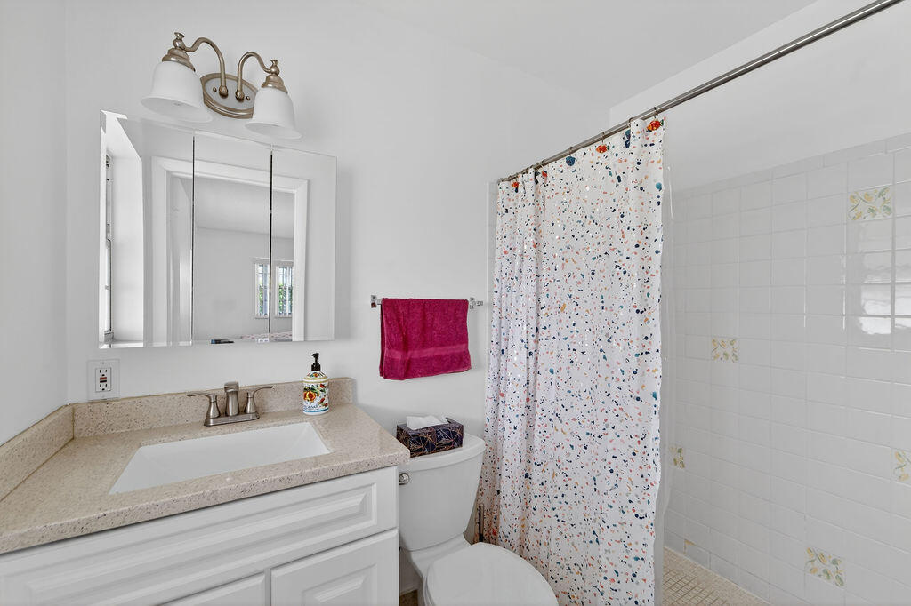 622 Hummingbird Lane Delray Beach, FL 33445 - Photo 17 of 36 2nd bathroom