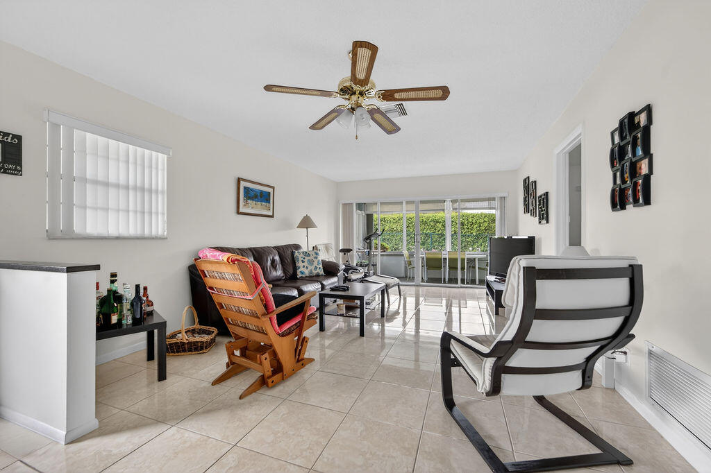 622 Hummingbird Lane Delray Beach, FL 33445 - Photo 2 of 36 Open living area