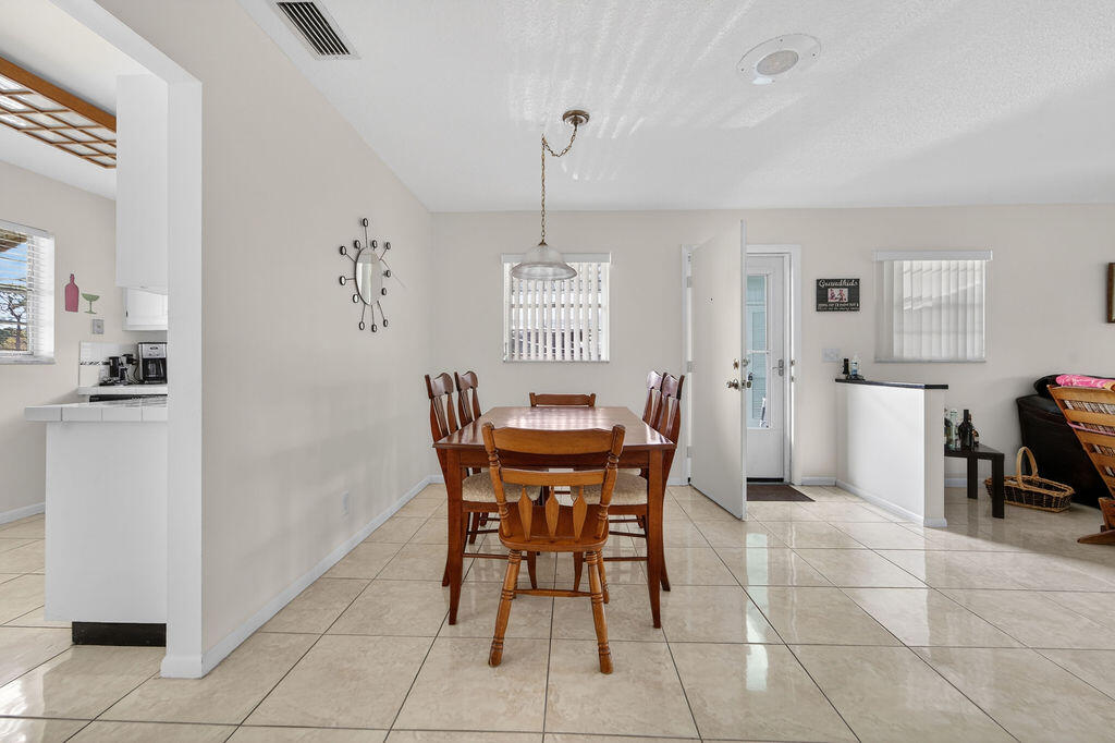 622 Hummingbird Lane Delray Beach, FL 33445 - Photo 5 of 36 Dining Area