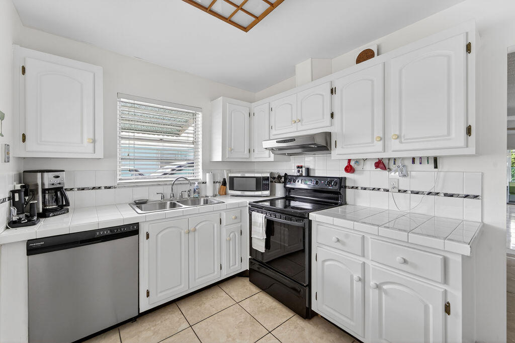 622 Hummingbird Lane Delray Beach, FL 33445 - Photo 6 of 36 Kitchen