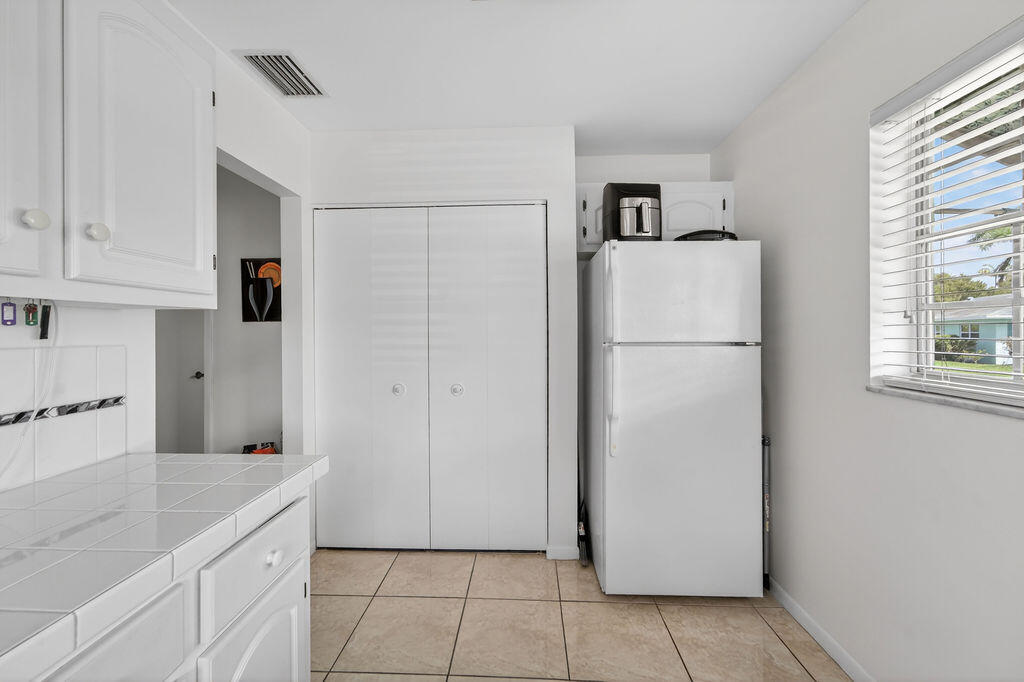 622 Hummingbird Lane Delray Beach, FL 33445 - Photo 8 of 36 Kitchen