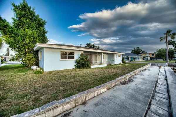 a view of a house with backyard