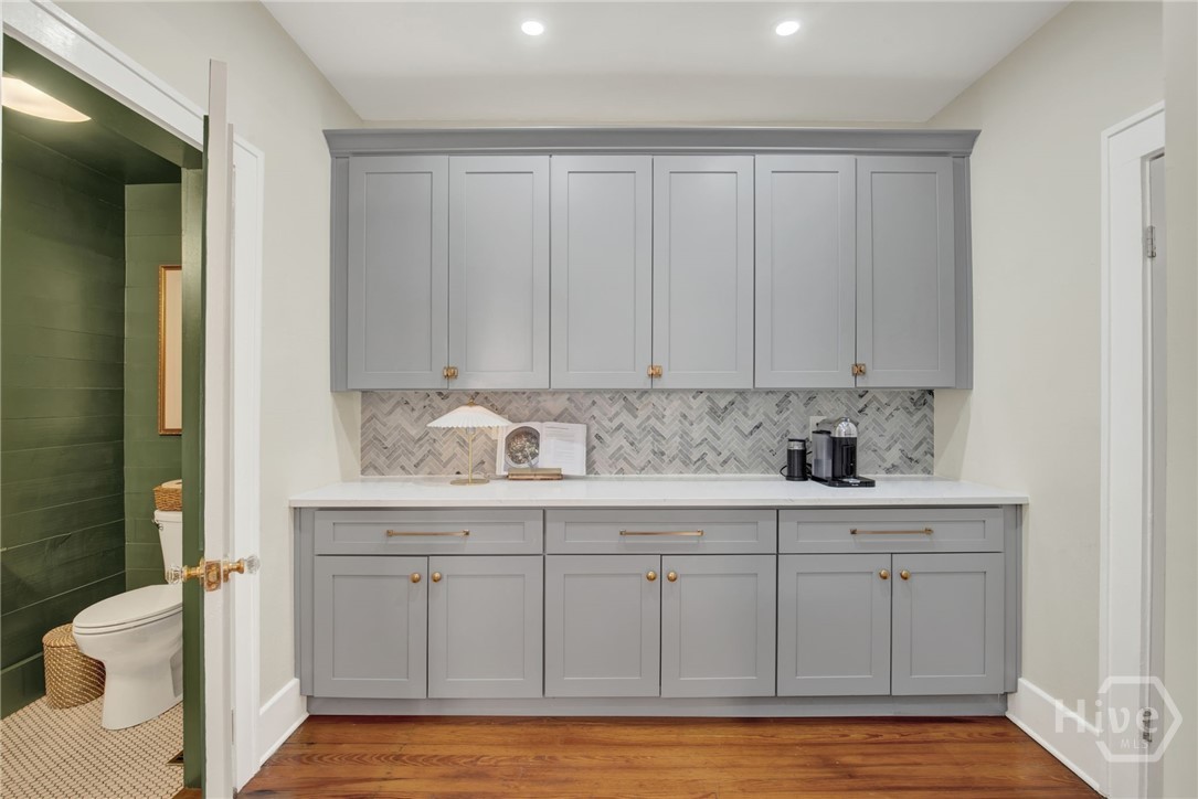 208 East 48th Street Savannah, GA 31405 - Photo 19 of 50 Half bath to the left and walkin pantry to the right. Center is coffee bar area with backsplash.
