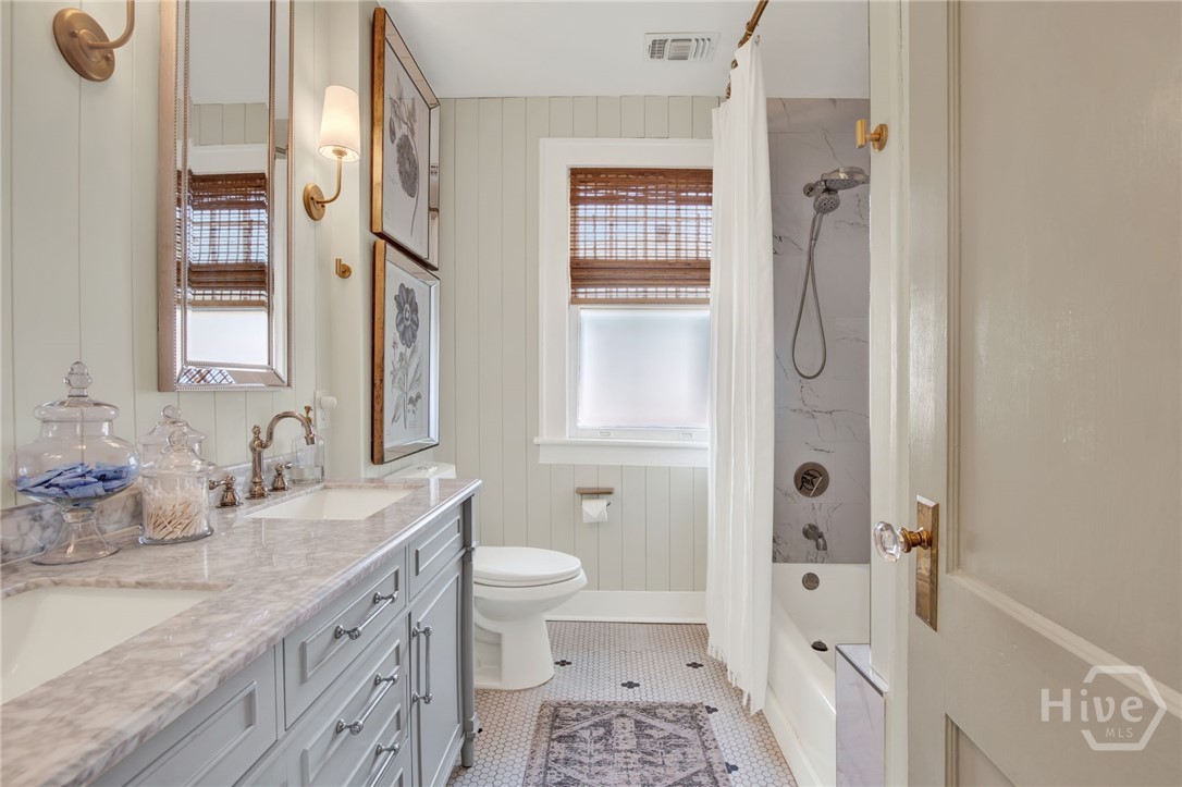 208 East 48th Street Savannah, GA 31405 - Photo 29 of 50 Bath on the second floor.