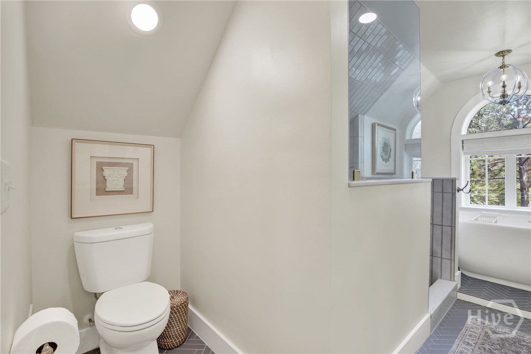 208 East 48th Street Savannah, GA 31405 - Photo 42 of 50 Toilet area.