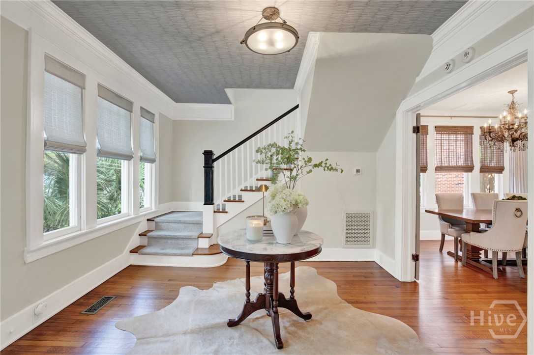 208 East 48th Street Savannah, GA 31405 - Photo 5 of 50 Foyer has wallpaper on the ceiling