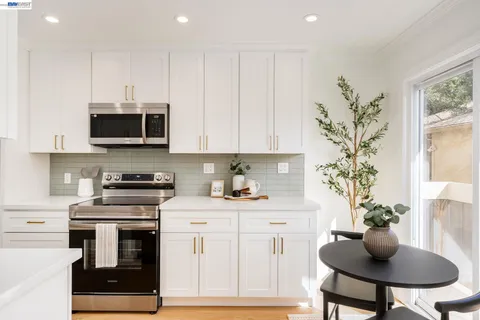 $749,000 | 6558 Lucas Avenue, Unit 202, Oakland, CA 94611