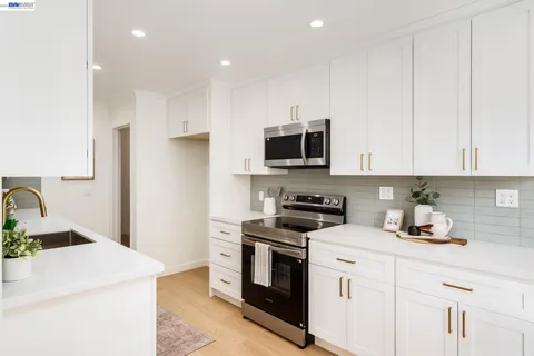 $749,000 | 6558 Lucas Avenue, Unit 202, Oakland, CA 94611