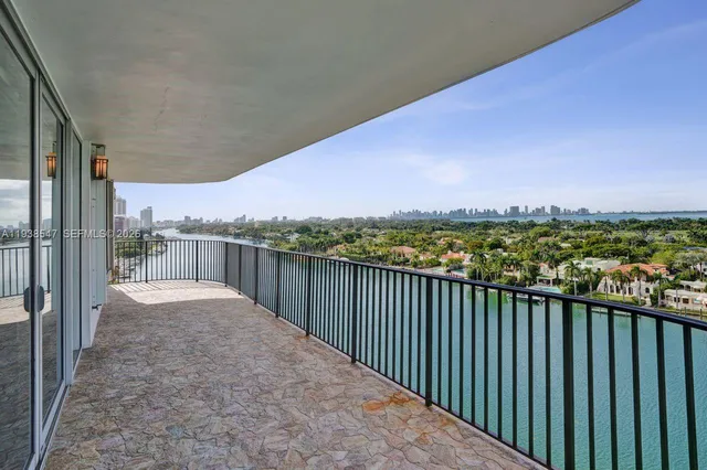a view of entryway with a front door