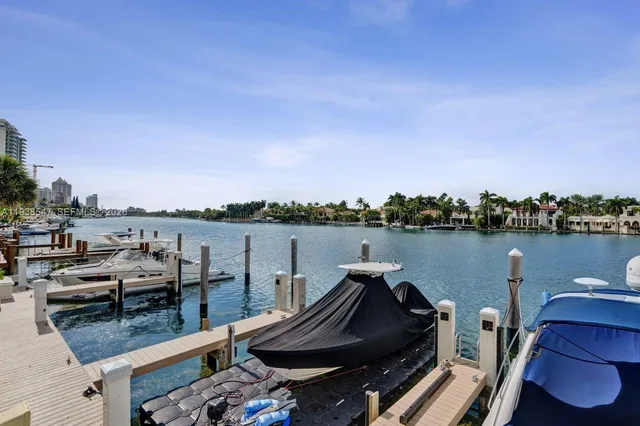 $1,190,000 | 5660 Collins Avenue, Unit 11E, Miami Beach, FL 33140