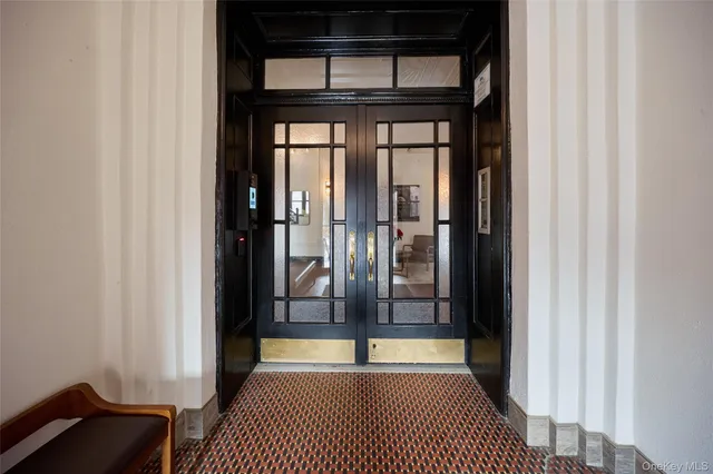 a view of entryway with a rug