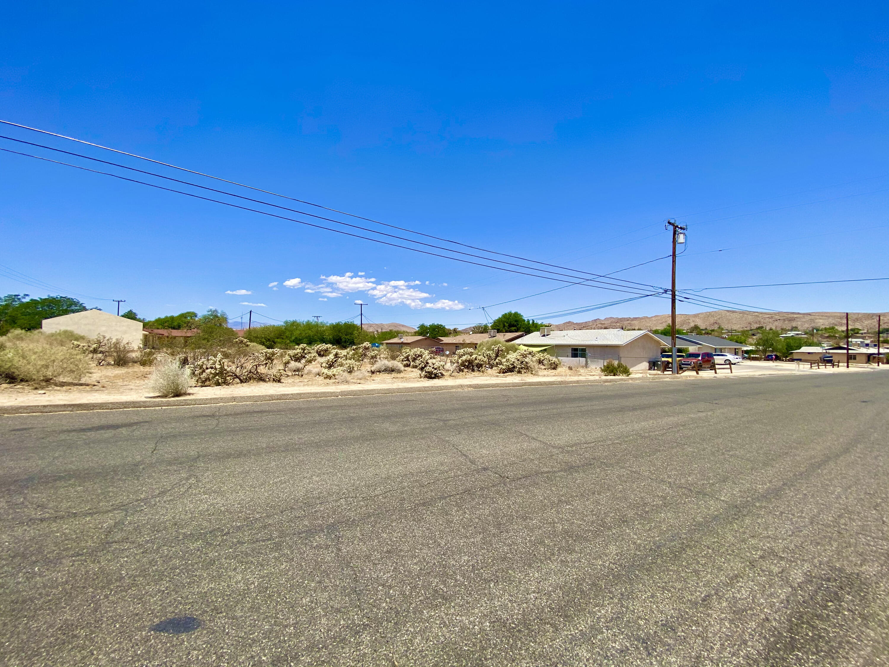 210 Chollita Road Joshua Tree, CA 92252 - Photo 5 of 32 a view of an ocean and a building